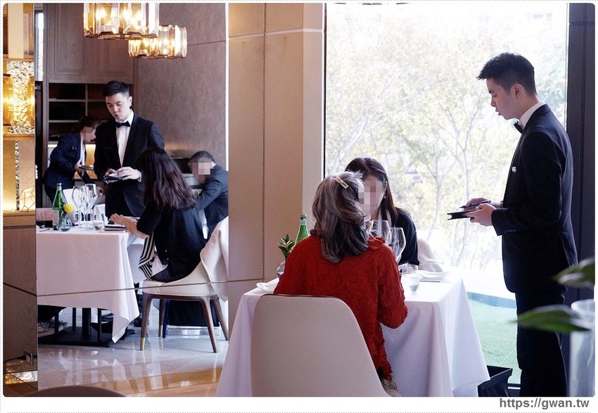 全台首間「 THE WANG」王品頂級乾式熟成牛排館插旗台中，高顏值管家服務！想來約會嗎？