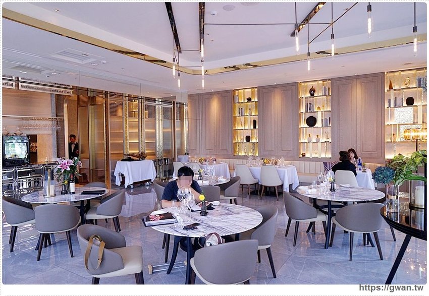 全台首間「 THE WANG」王品頂級乾式熟成牛排館插旗台中，高顏值管家服務！想來約會嗎？