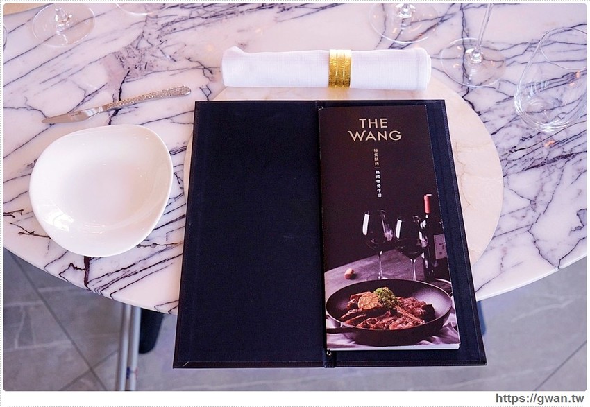全台首間「 THE WANG」王品頂級乾式熟成牛排館插旗台中，高顏值管家服務！想來約會嗎？