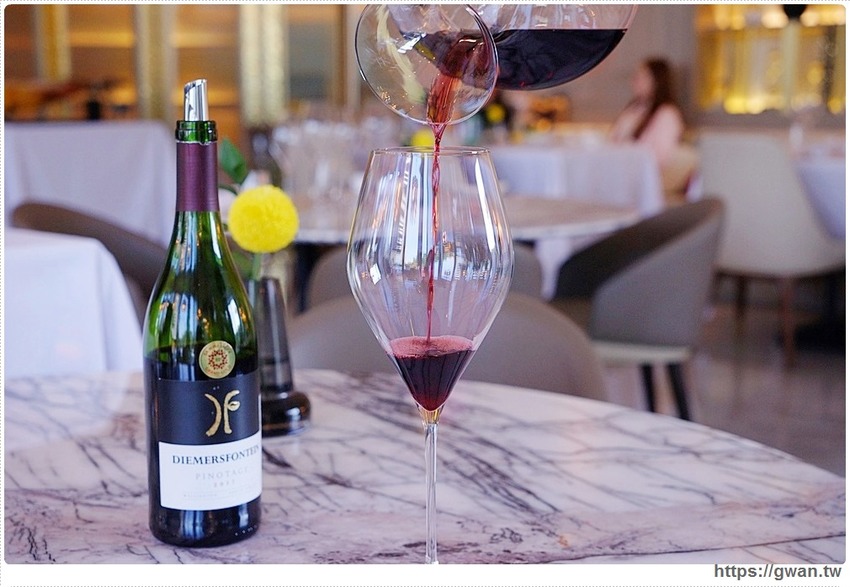 全台首間「 THE WANG」王品頂級乾式熟成牛排館插旗台中，高顏值管家服務！想來約會嗎？