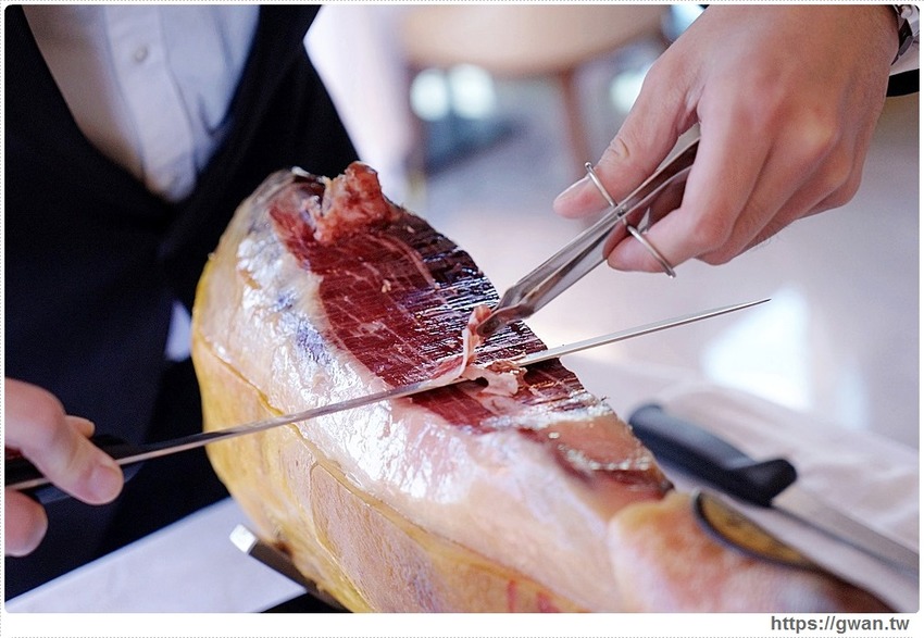 全台首間「 THE WANG」王品頂級乾式熟成牛排館插旗台中，高顏值管家服務！想來約會嗎？