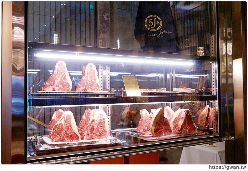 全台首間「 THE WANG」王品頂級乾式熟成牛排館插旗台中，高顏值管家服務！想來約會嗎？