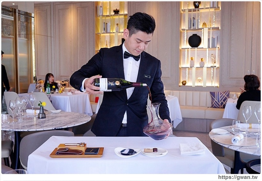 全台首間「 THE WANG」王品頂級乾式熟成牛排館插旗台中，高顏值管家服務！想來約會嗎？