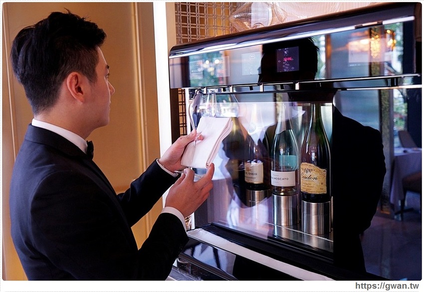 全台首間「 THE WANG」王品頂級乾式熟成牛排館插旗台中，高顏值管家服務！想來約會嗎？