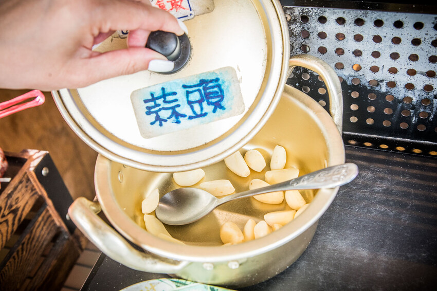 桃園大溪美食必吃！大溪香腸哥炭烤銀絲卷夾香腸，銅板美食超誘人