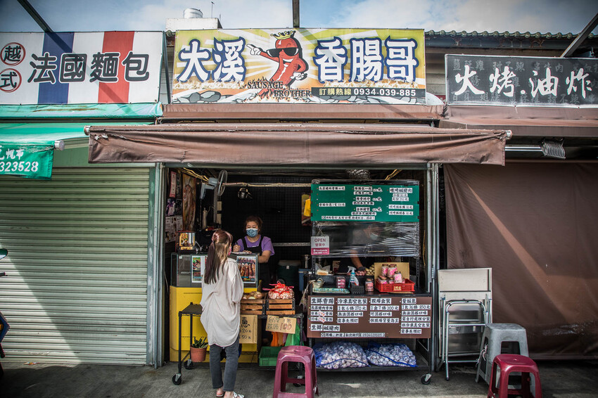 桃園大溪美食必吃！大溪香腸哥炭烤銀絲卷夾香腸，銅板美食超誘人
