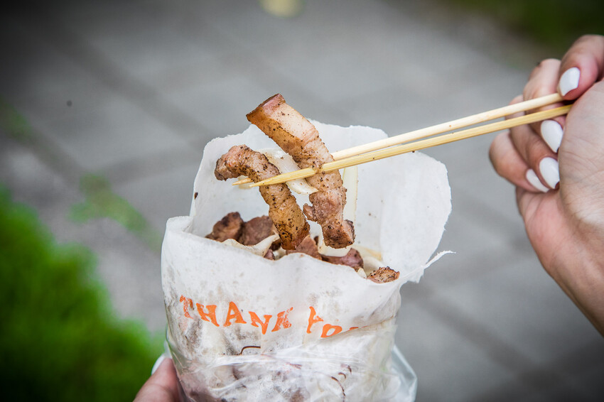 桃園大溪美食必吃！大溪香腸哥炭烤銀絲卷夾香腸，銅板美食超誘人