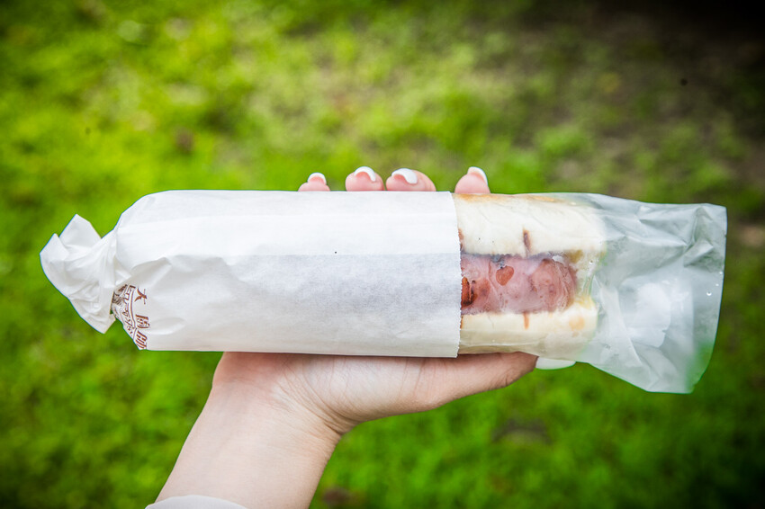 桃園大溪美食必吃！大溪香腸哥炭烤銀絲卷夾香腸，銅板美食超誘人