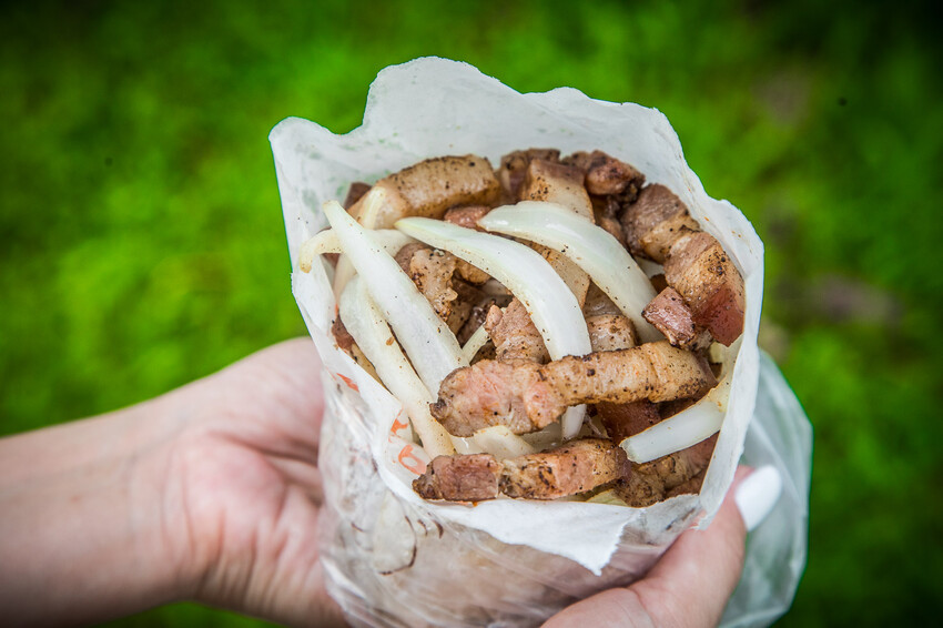 桃園大溪美食必吃！大溪香腸哥炭烤銀絲卷夾香腸，銅板美食超誘人