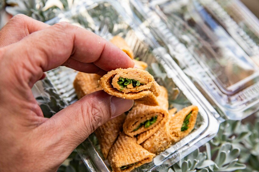 台南古早味花生糖!武廟旁80年老攤土豆伯花生糖,手工現碾香濃不黏牙。