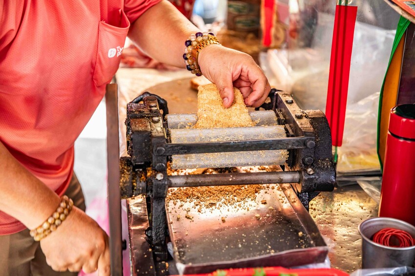 台南古早味花生糖!武廟旁80年老攤土豆伯花生糖,手工現碾香濃不黏牙。