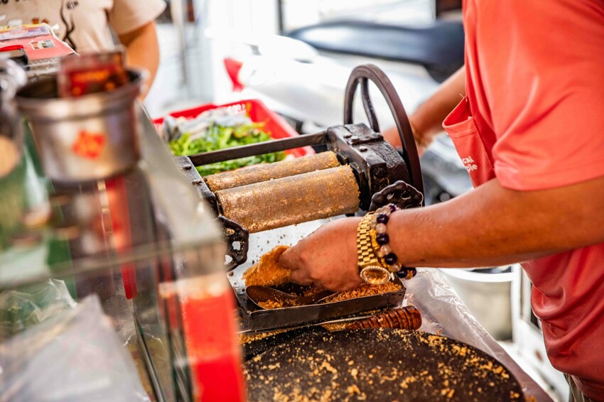 台南古早味花生糖!武廟旁80年老攤土豆伯花生糖,手工現碾香濃不黏牙。