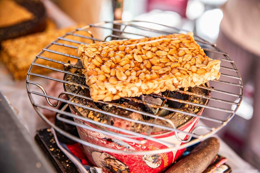 台南古早味花生糖!武廟旁80年老攤土豆伯花生糖,手工現碾香濃不黏牙。