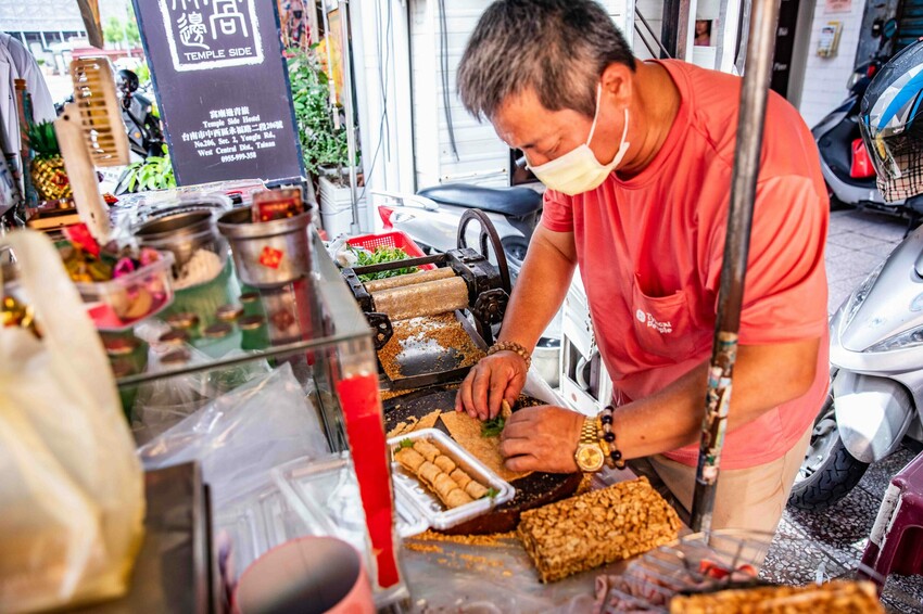台南古早味花生糖!武廟旁80年老攤土豆伯花生糖,手工現碾香濃不黏牙。