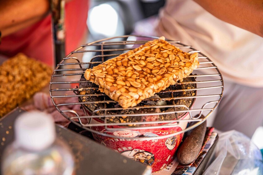 台南古早味花生糖!武廟旁80年老攤土豆伯花生糖,手工現碾香濃不黏牙。
