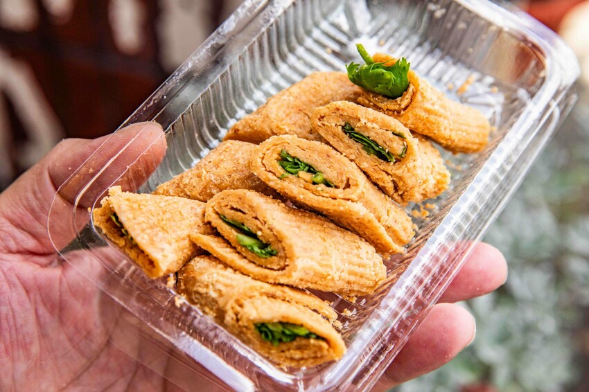 台南古早味花生糖!武廟旁80年老攤土豆伯花生糖,手工現碾香濃不黏牙。