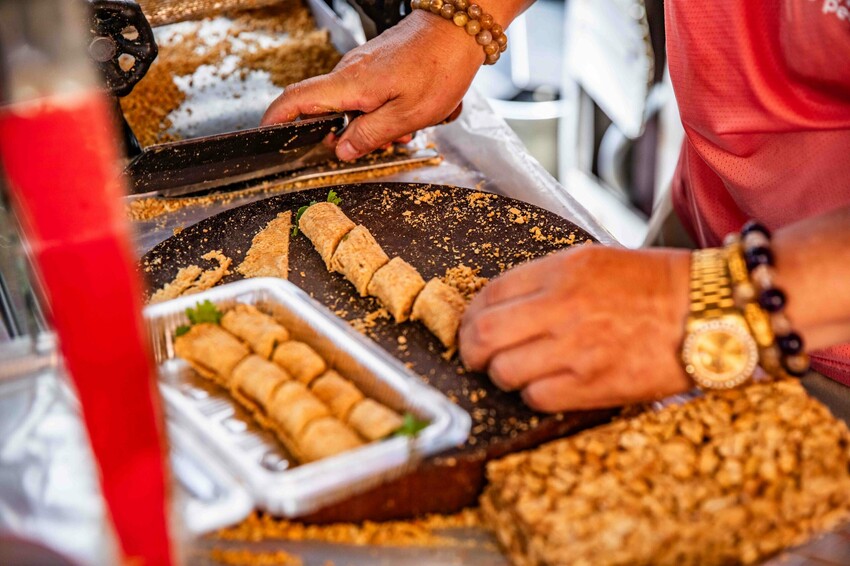 台南古早味花生糖!武廟旁80年老攤土豆伯花生糖,手工現碾香濃不黏牙。