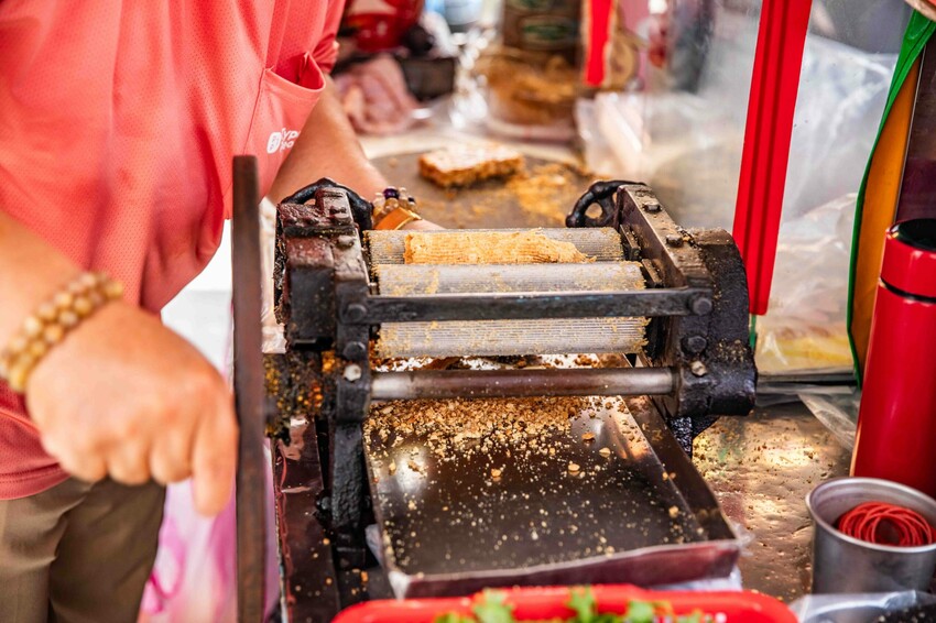 台南古早味花生糖!武廟旁80年老攤土豆伯花生糖,手工現碾香濃不黏牙。