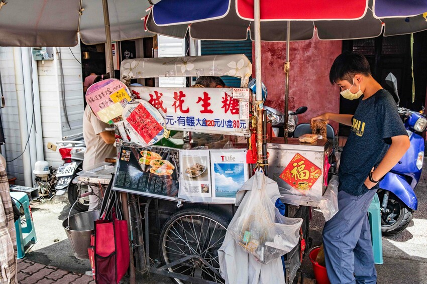 台南古早味花生糖!武廟旁80年老攤土豆伯花生糖,手工現碾香濃不黏牙。