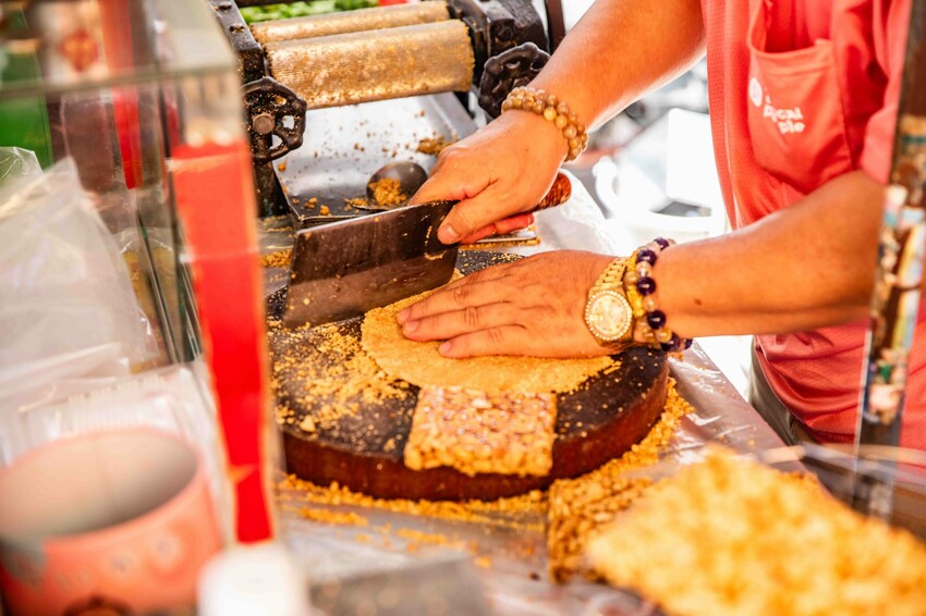 台南古早味花生糖!武廟旁80年老攤土豆伯花生糖,手工現碾香濃不黏牙。