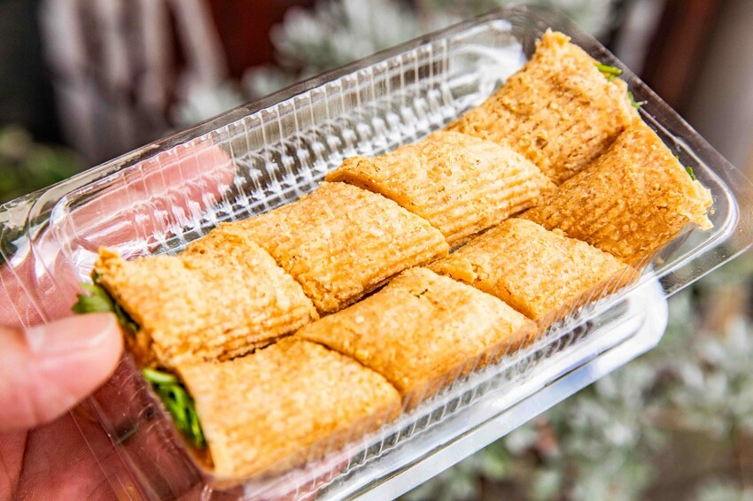 台南古早味花生糖!武廟旁80年老攤土豆伯花生糖,手工現碾香濃不黏牙。