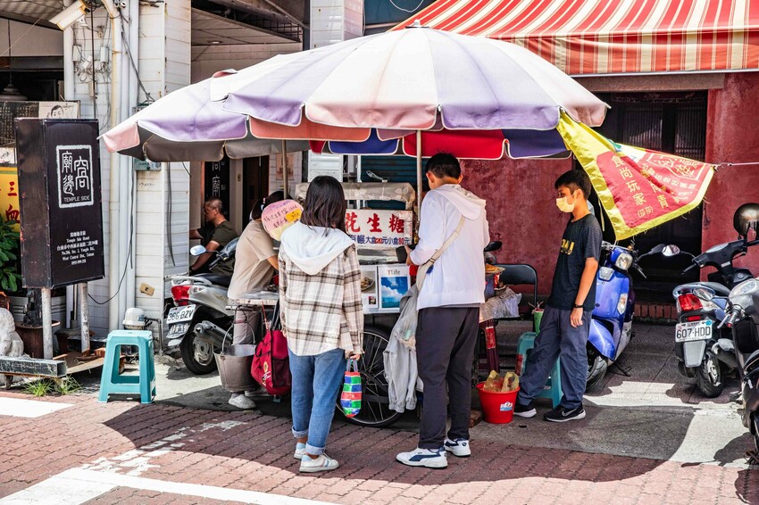 台南古早味花生糖!武廟旁80年老攤土豆伯花生糖,手工現碾香濃不黏牙。