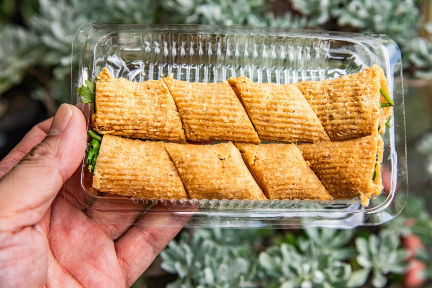 台南古早味花生糖!武廟旁80年老攤土豆伯花生糖,手工現碾香濃不黏牙。