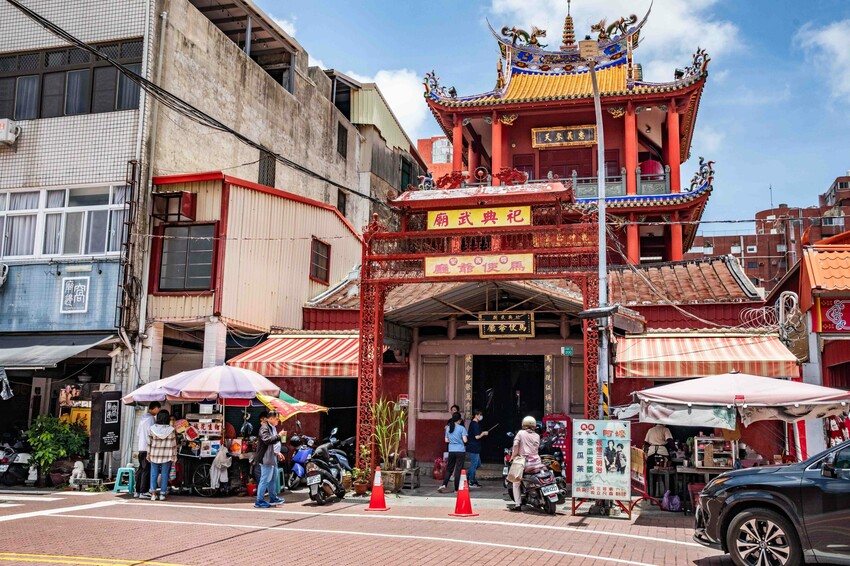 台南古早味花生糖!武廟旁80年老攤土豆伯花生糖,手工現碾香濃不黏牙。