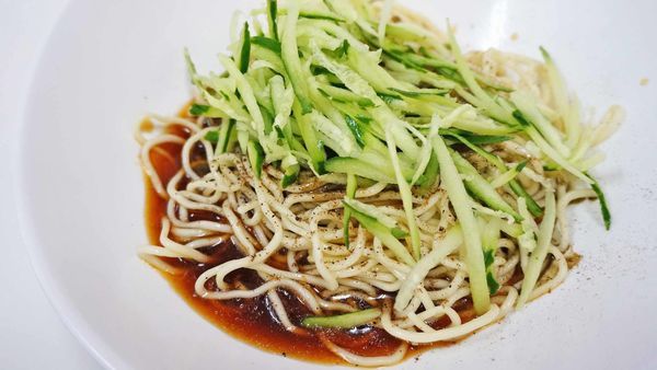 【台北美食】老山東蔥油餅韭菜盒涼麵食堂-不同以往的特殊口味,讓人一口接一口的美味