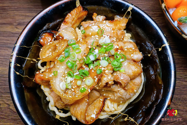 [食記] 新竹東區-四葉燒肉 丼物專門店 CP值高的平價丼飯 $220的天丼有炸牡蠣 炸蝦 豬排 玉子 炭香豐富的炙燒乾拌拉麵