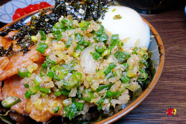 [食記] 新竹東區-四葉燒肉 丼物專門店 CP值高的平價丼飯 $220的天丼有炸牡蠣 炸蝦 豬排 玉子 炭香豐富的炙燒乾拌拉麵