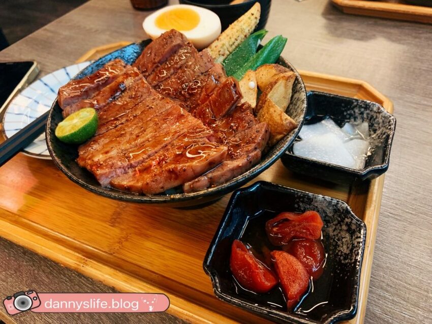 道地串燒、定食，一秒來到日本，味噌湯、飲料喝到飽。微風北車美食廣場～丹尼的吃喝玩樂～