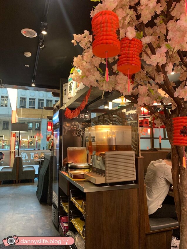 道地串燒、定食，一秒來到日本，味噌湯、飲料喝到飽。微風北車美食廣場～丹尼的吃喝玩樂～