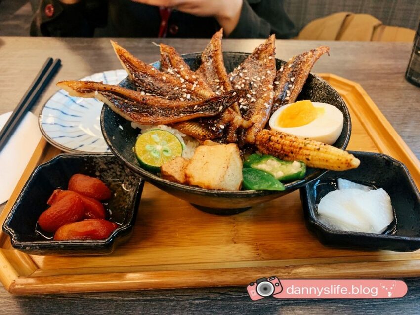 道地串燒、定食，一秒來到日本，味噌湯、飲料喝到飽。微風北車美食廣場～丹尼的吃喝玩樂～