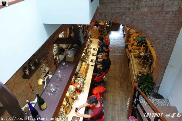 【台中。中區】老建築飄咖啡香。黝脈咖啡。無菜單咖啡喝到飽