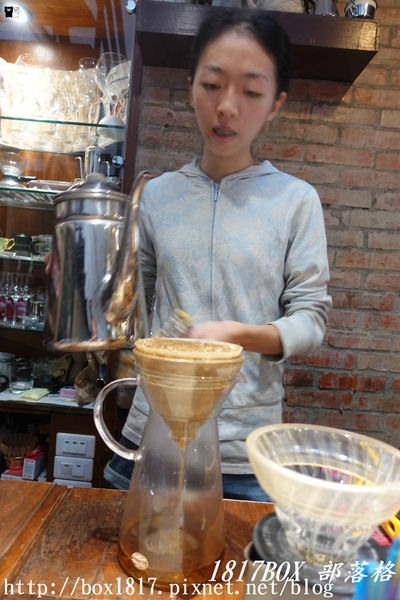 【台中。中區】老建築飄咖啡香。黝脈咖啡。無菜單咖啡喝到飽
