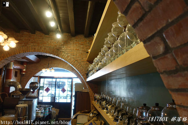 【台中。中區】老建築飄咖啡香。黝脈咖啡。無菜單咖啡喝到飽