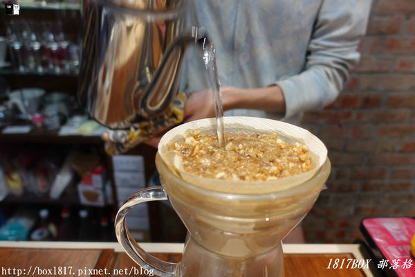 【台中。中區】老建築飄咖啡香。黝脈咖啡。無菜單咖啡喝到飽