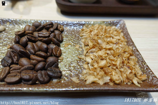 【台中。中區】老建築飄咖啡香。黝脈咖啡。無菜單咖啡喝到飽