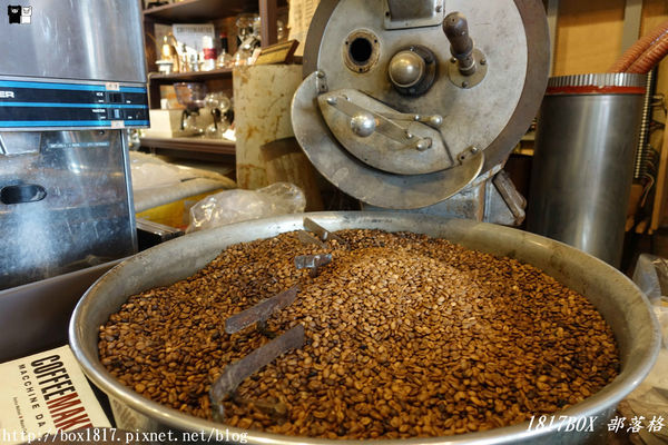 【台中。中區】老建築飄咖啡香。黝脈咖啡。無菜單咖啡喝到飽