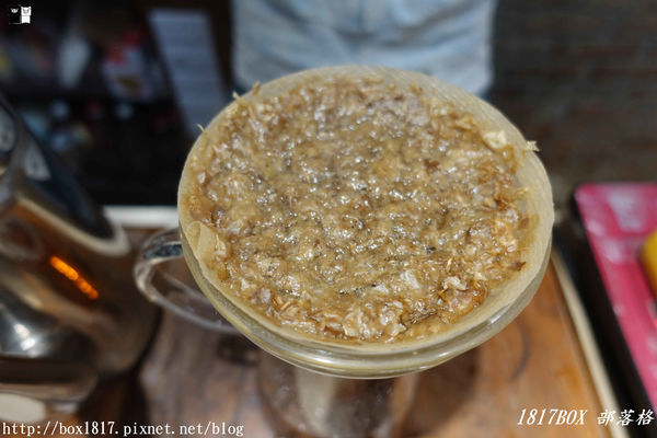 【台中。中區】老建築飄咖啡香。黝脈咖啡。無菜單咖啡喝到飽