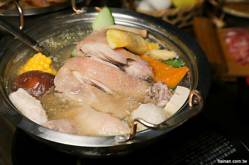 台南北區美食火鍋｜用愛與新鮮蔬果熬煮湯底的『丞恬鍋物 hot pot』雙人套餐海陸全餐都吃的到還有霸氣海鮮船，飲料霜淇淋無限供應! - 台南好Food遊