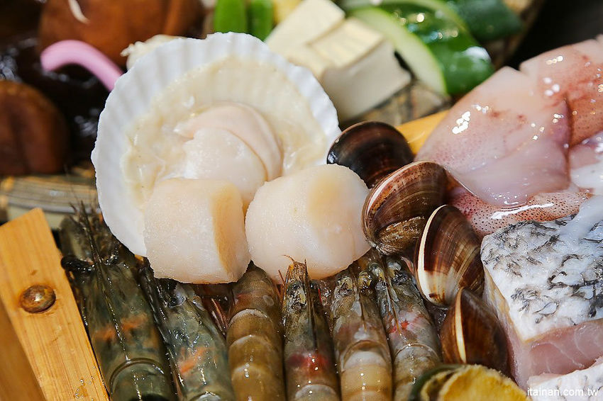 台南北區美食火鍋｜用愛與新鮮蔬果熬煮湯底的『丞恬鍋物 hot pot』雙人套餐海陸全餐都吃的到還有霸氣海鮮船，飲料霜淇淋無限供應! - 台南好Food遊