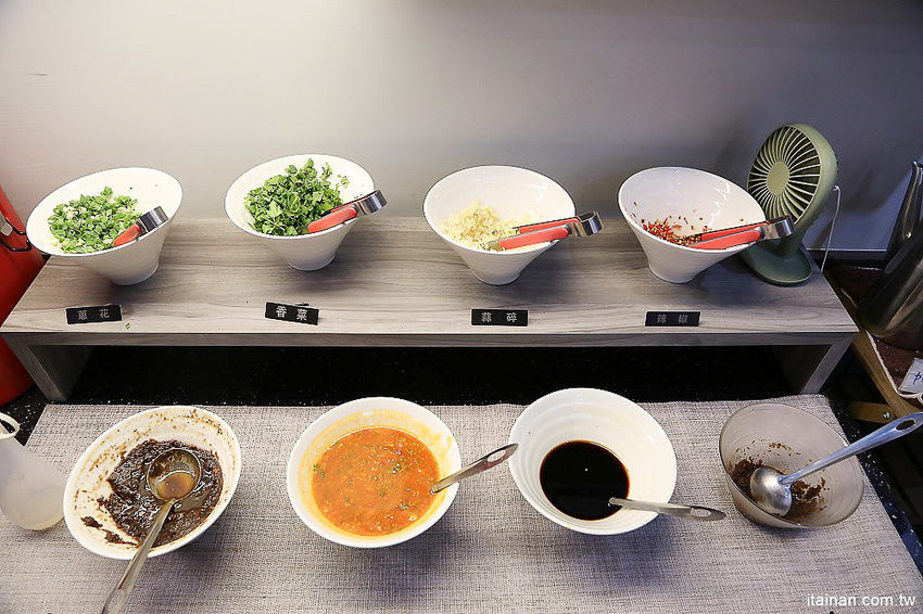 台南北區美食火鍋｜用愛與新鮮蔬果熬煮湯底的『丞恬鍋物 hot pot』雙人套餐海陸全餐都吃的到還有霸氣海鮮船，飲料霜淇淋無限供應! - 台南好Food遊