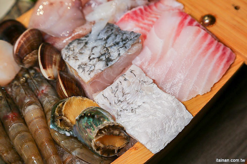 台南北區美食火鍋｜用愛與新鮮蔬果熬煮湯底的『丞恬鍋物 hot pot』雙人套餐海陸全餐都吃的到還有霸氣海鮮船，飲料霜淇淋無限供應! - 台南好Food遊