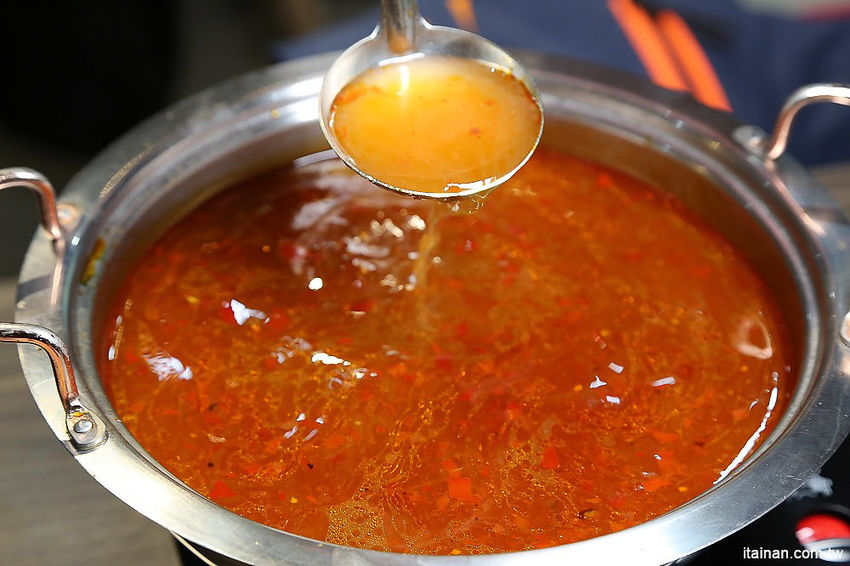 台南北區美食火鍋｜用愛與新鮮蔬果熬煮湯底的『丞恬鍋物 hot pot』雙人套餐海陸全餐都吃的到還有霸氣海鮮船，飲料霜淇淋無限供應! - 台南好Food遊