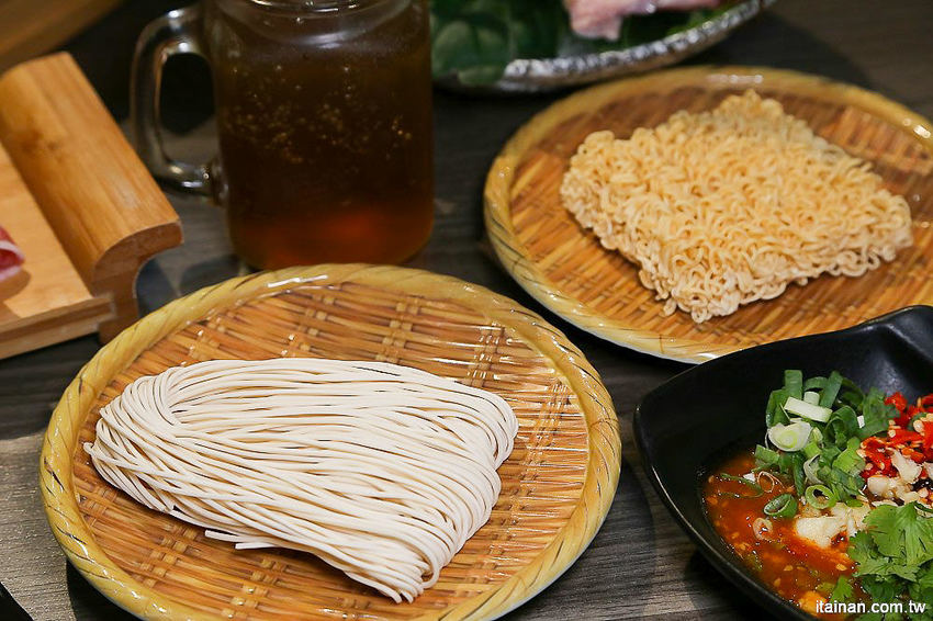 台南北區美食火鍋｜用愛與新鮮蔬果熬煮湯底的『丞恬鍋物 hot pot』雙人套餐海陸全餐都吃的到還有霸氣海鮮船，飲料霜淇淋無限供應! - 台南好Food遊