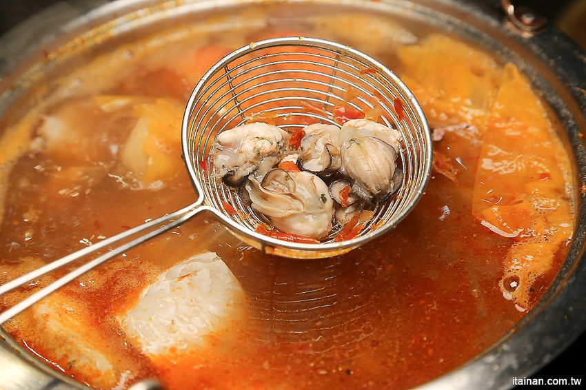 台南北區美食火鍋｜用愛與新鮮蔬果熬煮湯底的『丞恬鍋物 hot pot』雙人套餐海陸全餐都吃的到還有霸氣海鮮船，飲料霜淇淋無限供應! - 台南好Food遊