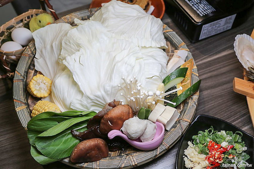 台南北區美食火鍋｜用愛與新鮮蔬果熬煮湯底的『丞恬鍋物 hot pot』雙人套餐海陸全餐都吃的到還有霸氣海鮮船，飲料霜淇淋無限供應! - 台南好Food遊