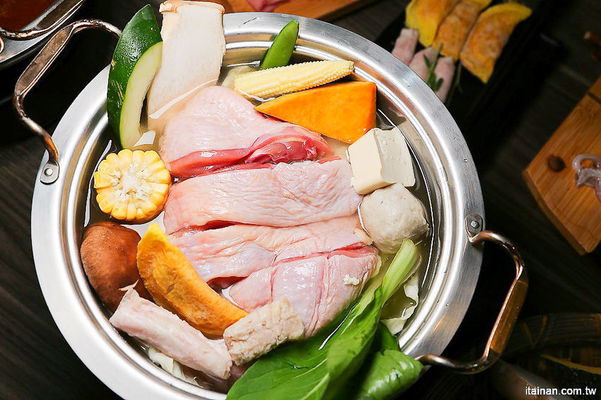 台南北區美食火鍋｜用愛與新鮮蔬果熬煮湯底的『丞恬鍋物 hot pot』雙人套餐海陸全餐都吃的到還有霸氣海鮮船，飲料霜淇淋無限供應! - 台南好Food遊